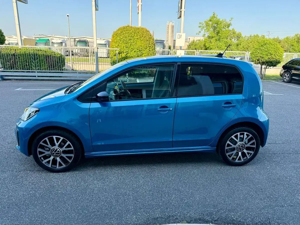 Usata VW e-up! 61 kW (83 CV) 2021 Blu/azzurro Utilitaria