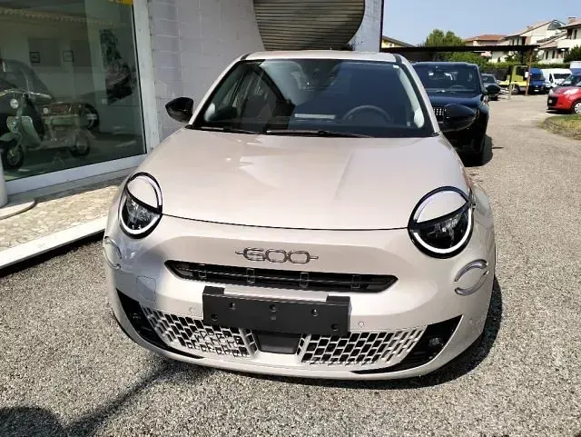 Usata Fiat 600 Pop 136 CV (100 kW) 2025 Beige pastello SUV