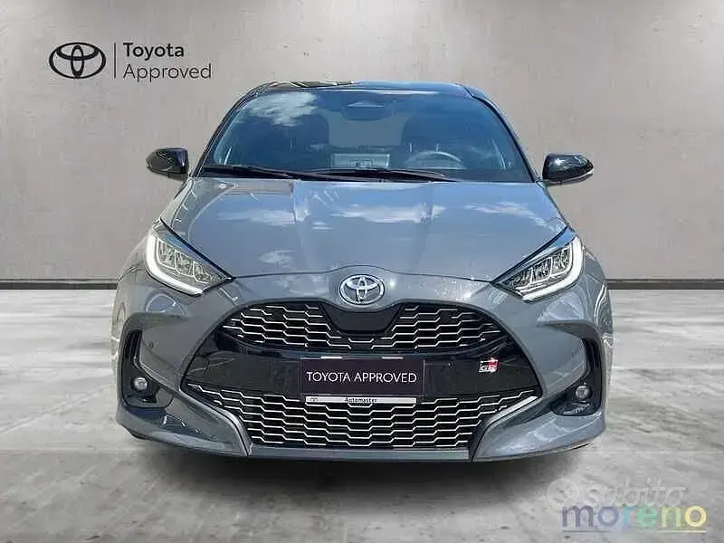 Usata Toyota Yaris Hybrid Sport 131 CV (96 kW) 2025 Grigio Berlina