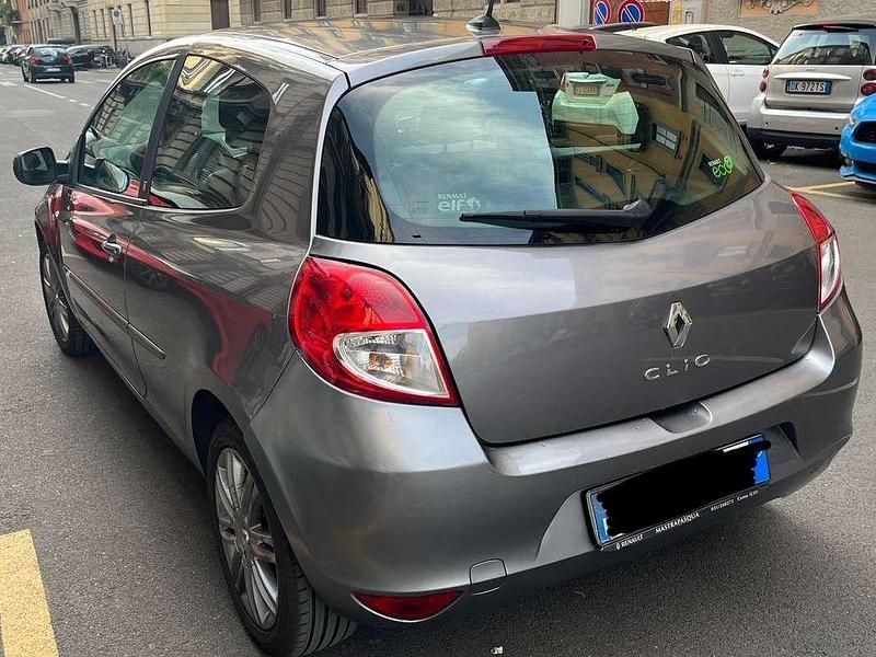 Grigio Usata 2011 Renault Clio III Dynamique Tre volumi | 5000 € (Molto cara) - Immagine 1/4