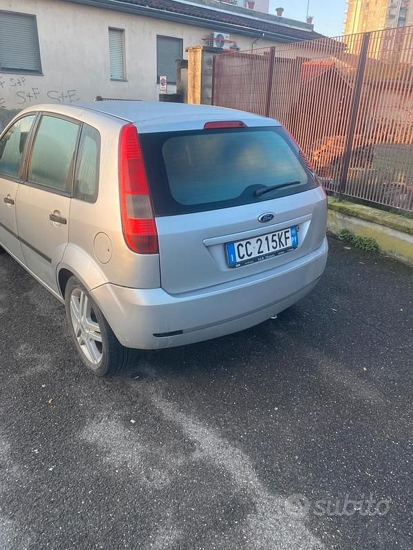 Usata Ford Fiesta Ghia 80 CV (58 kW) 2002 Utilitaria