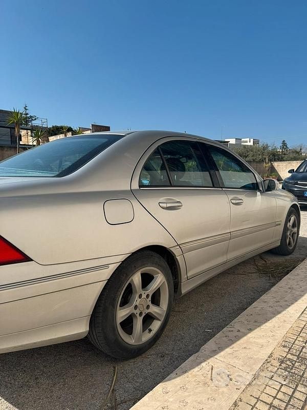 Usata Mercedes C200 122 CV (89 kW) 2004 Grigio Berlina