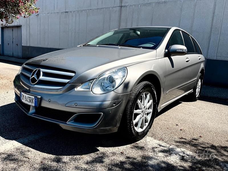 Begagnad Mercedes R320 227 HK (166 kW) 2008 Grå Minibuss