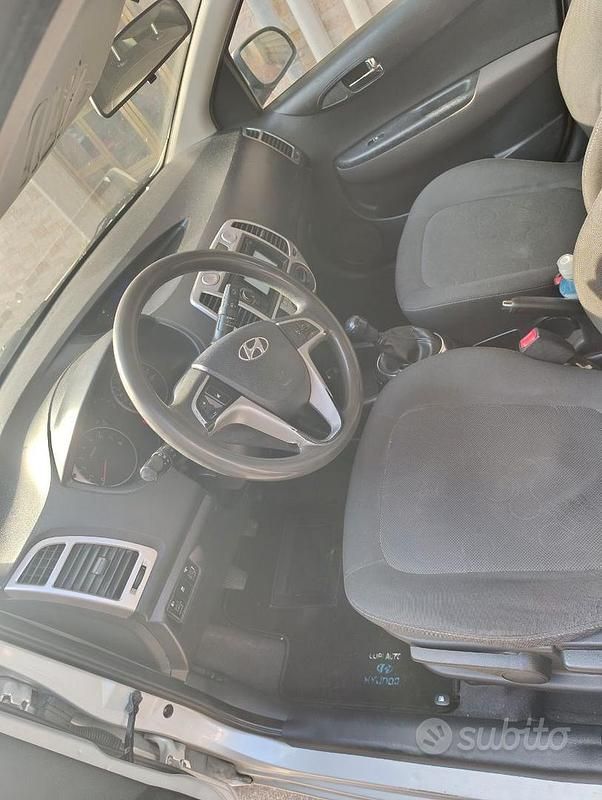Usata Hyundai i20 78 CV (57 kW) 2012 Grigio Berlina