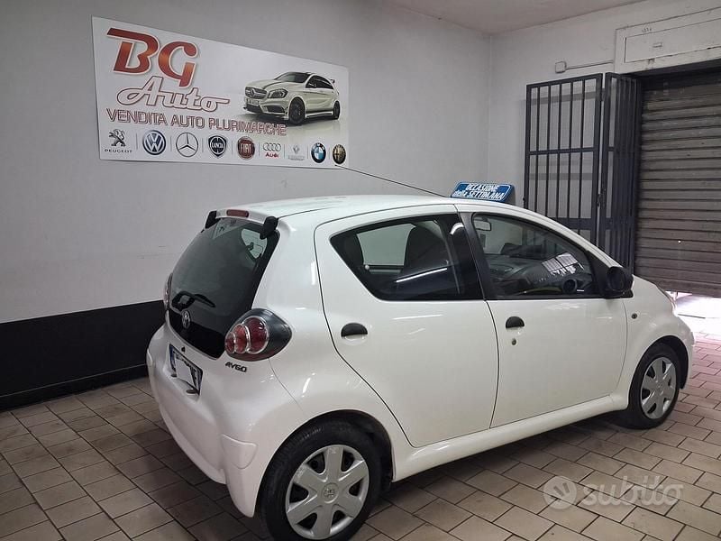 Usata Toyota Aygo 68 CV (50 kW) 2012 Bianco Utilitaria
