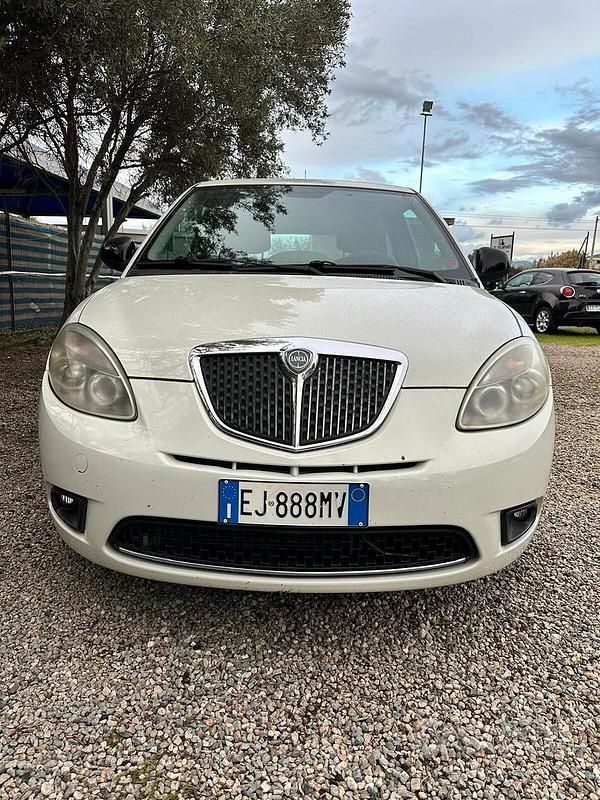 Usata Lancia Ypsilon 75 CV (55 kW) 2011 Bianco Utilitaria