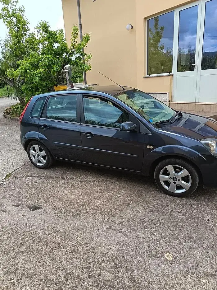 Usata Ford Fiesta 73 CV (53 kW) 2007 Grigio Utilitaria