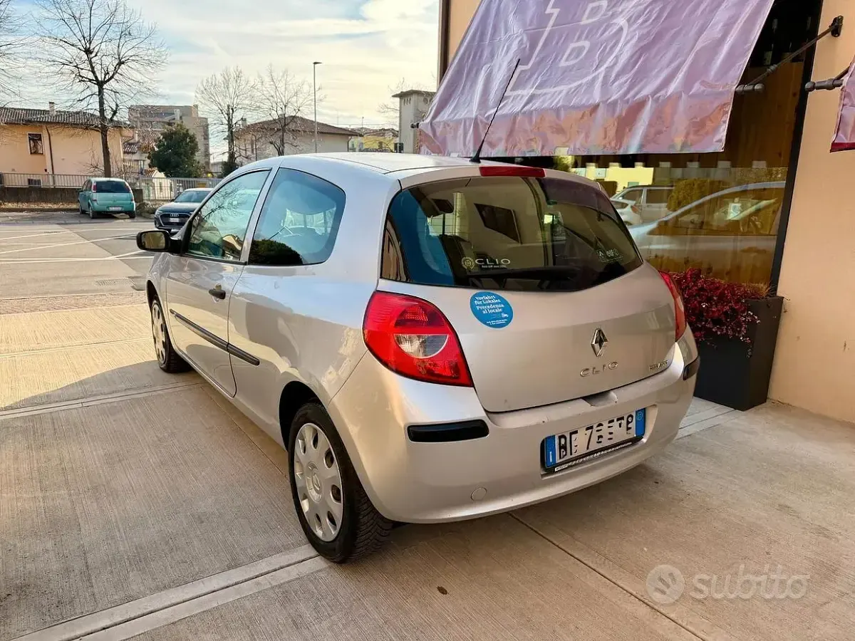 Usata Renault Clio II 75 CV (55 kW) 2007 Grigio Berlina