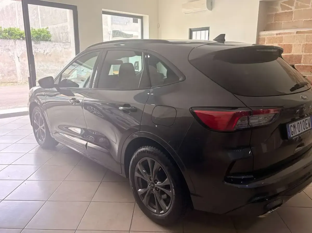 Usado Ford Kuga ST-Line 120 CV (88 kW) 2022 Gris SUV