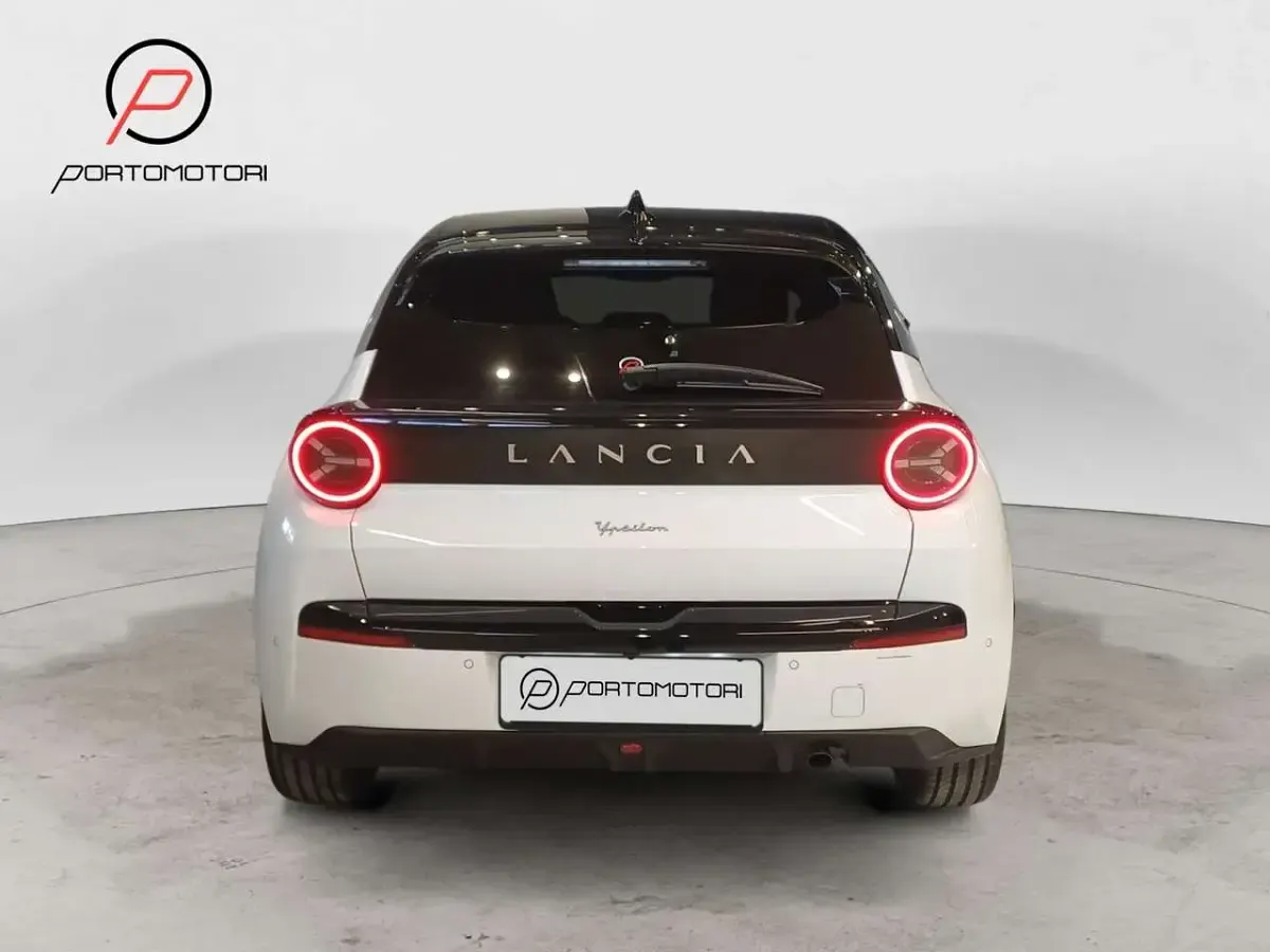 Nuova Lancia Ypsilon 101 CV (74 kW) 2026 Vernice bianco marmo con tetto Utilitaria