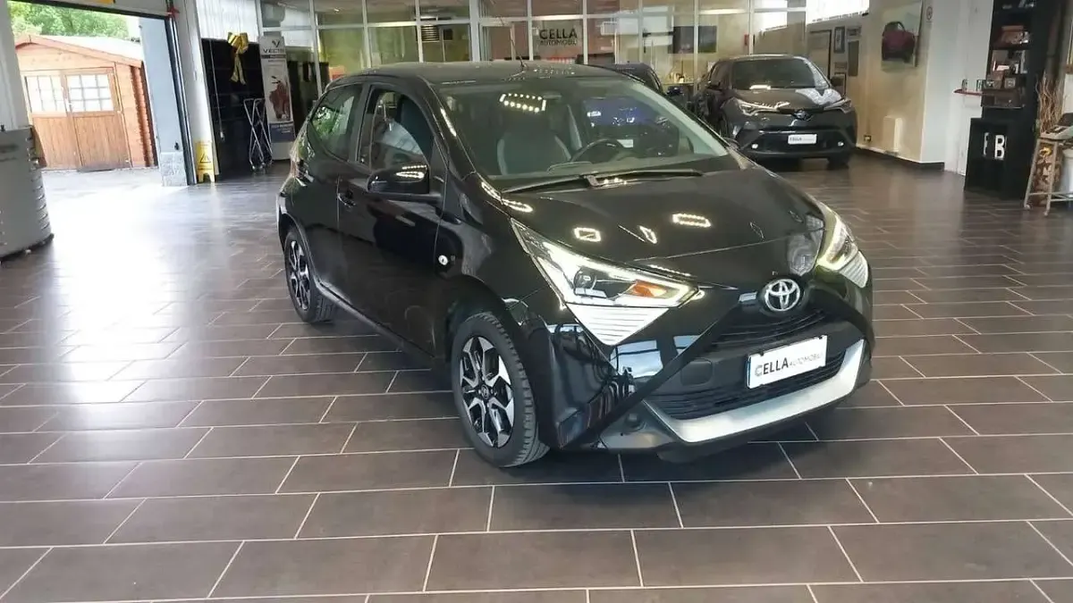 Usata Toyota Aygo 72 CV (52 kW) 2021 Nero Utilitaria