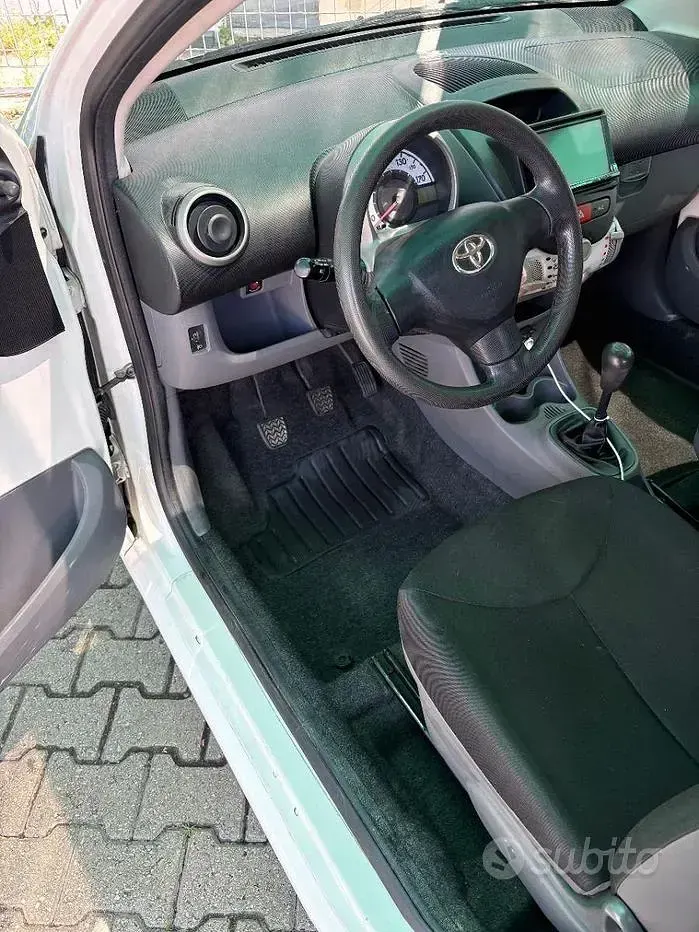 Usata Toyota Aygo 68 CV (50 kW) 2011 Bianco Utilitaria