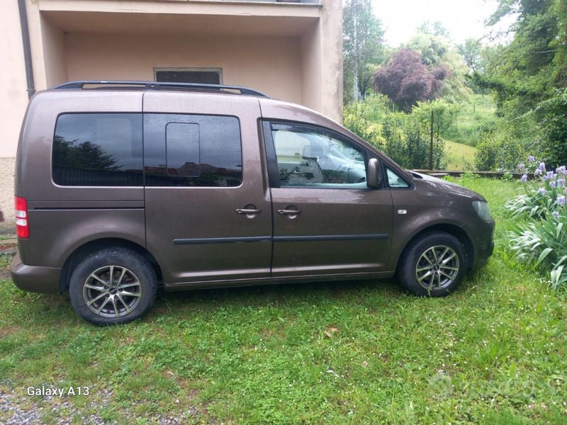 Usata VW Caddy 102 CV (75 kW) 2011 Marrone Monovolume