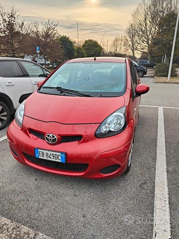 Usata Toyota Aygo 68 CV (50 kW) 2010 Rosso Utilitaria