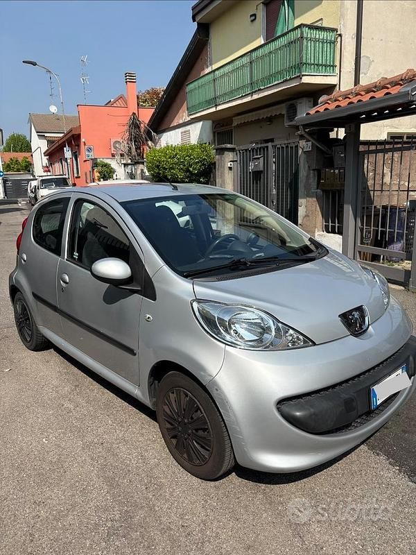 Usata Peugeot 107 68 CV (50 kW) 2006 Grigio Utilitaria