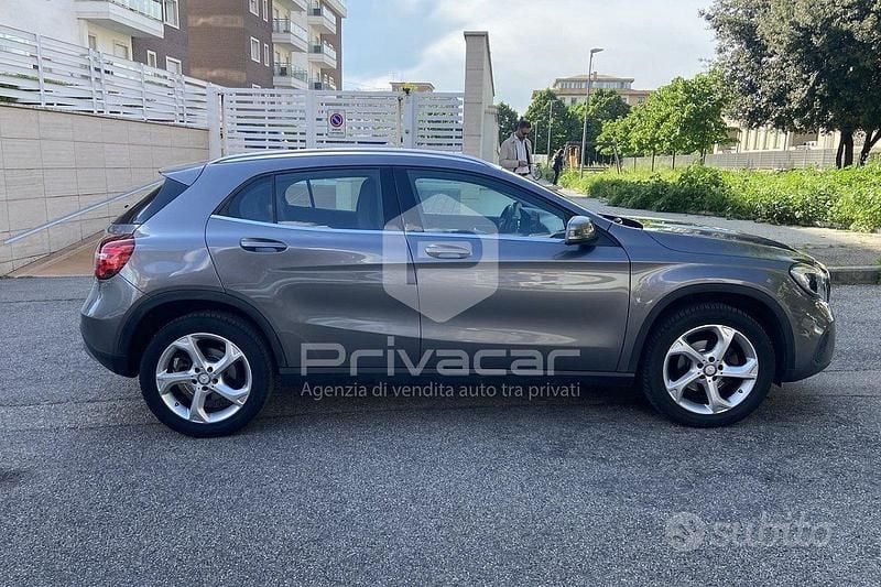 Usata Mercedes GLA180 109 CV (80 kW) 2017 Grigio SUV