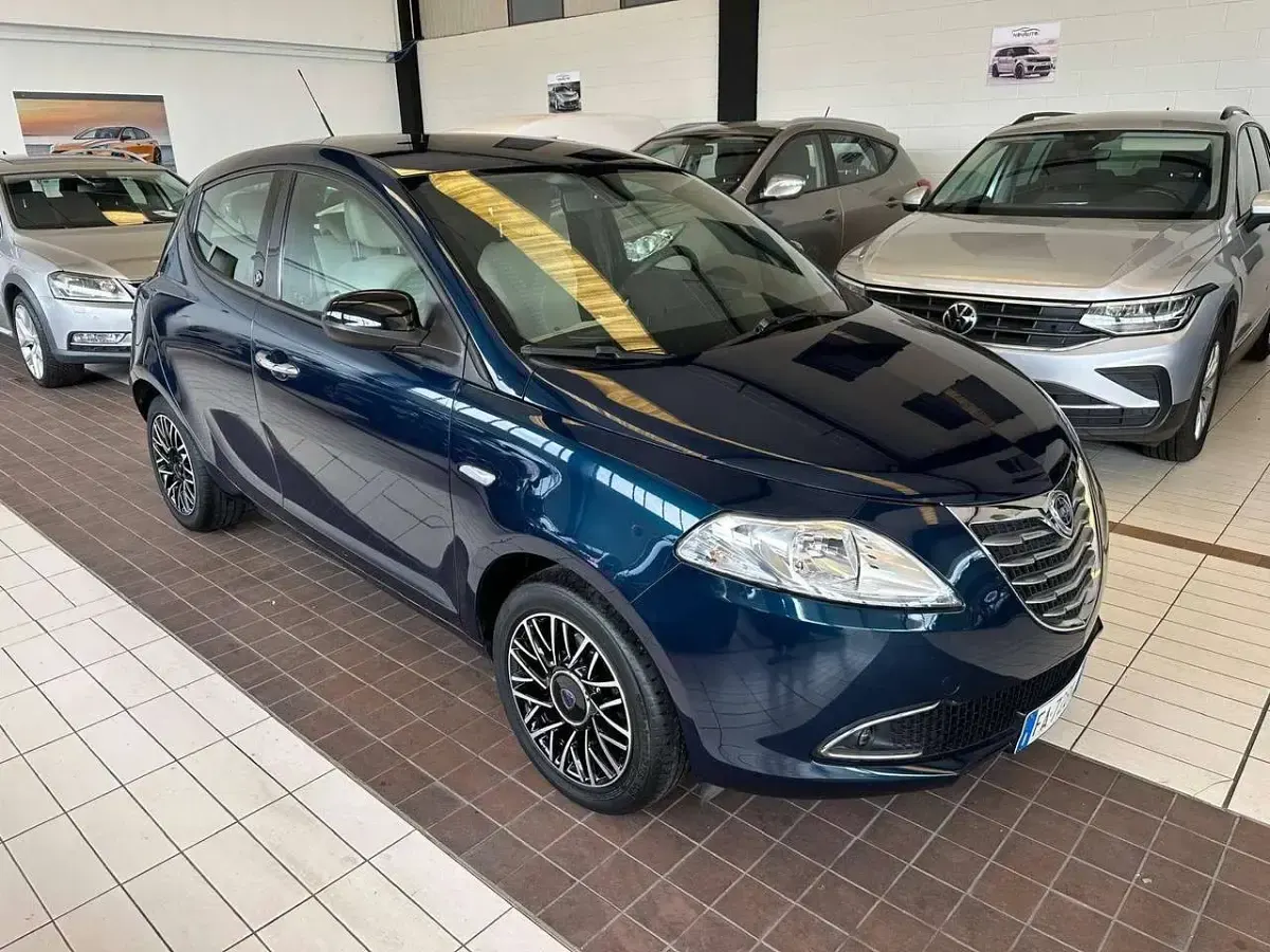 Usata Lancia Ypsilon Platinum 69 CV (50 kW) 2015 Blu/azzurro Utilitaria