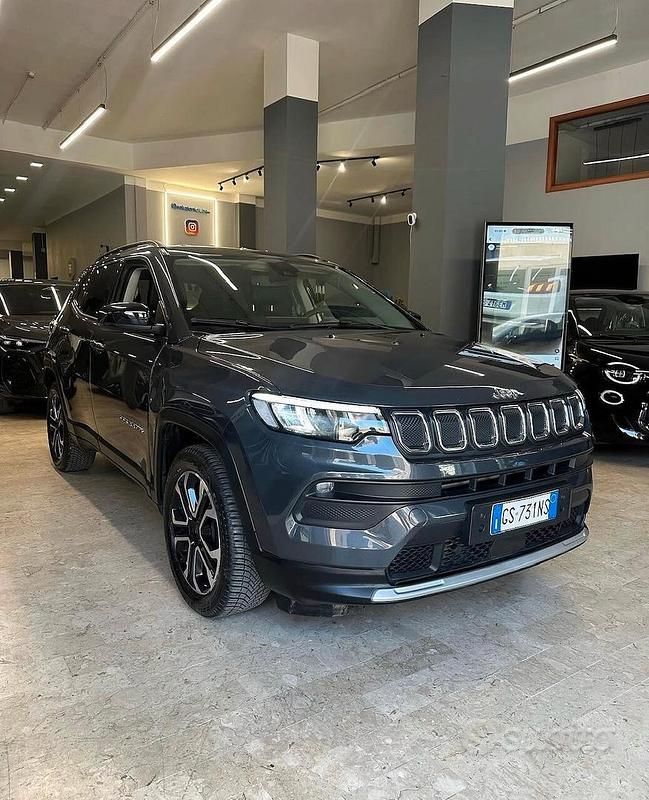 Begagnad Jeep Compass Limited 131 HK (96 kW) 2024 Grå SUV