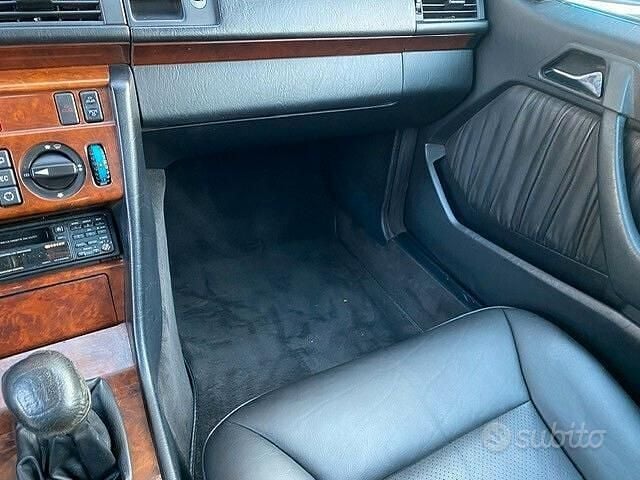 Usado Mercedes E200 136 CV (100 kW) 1994 Púrpura Descapotable