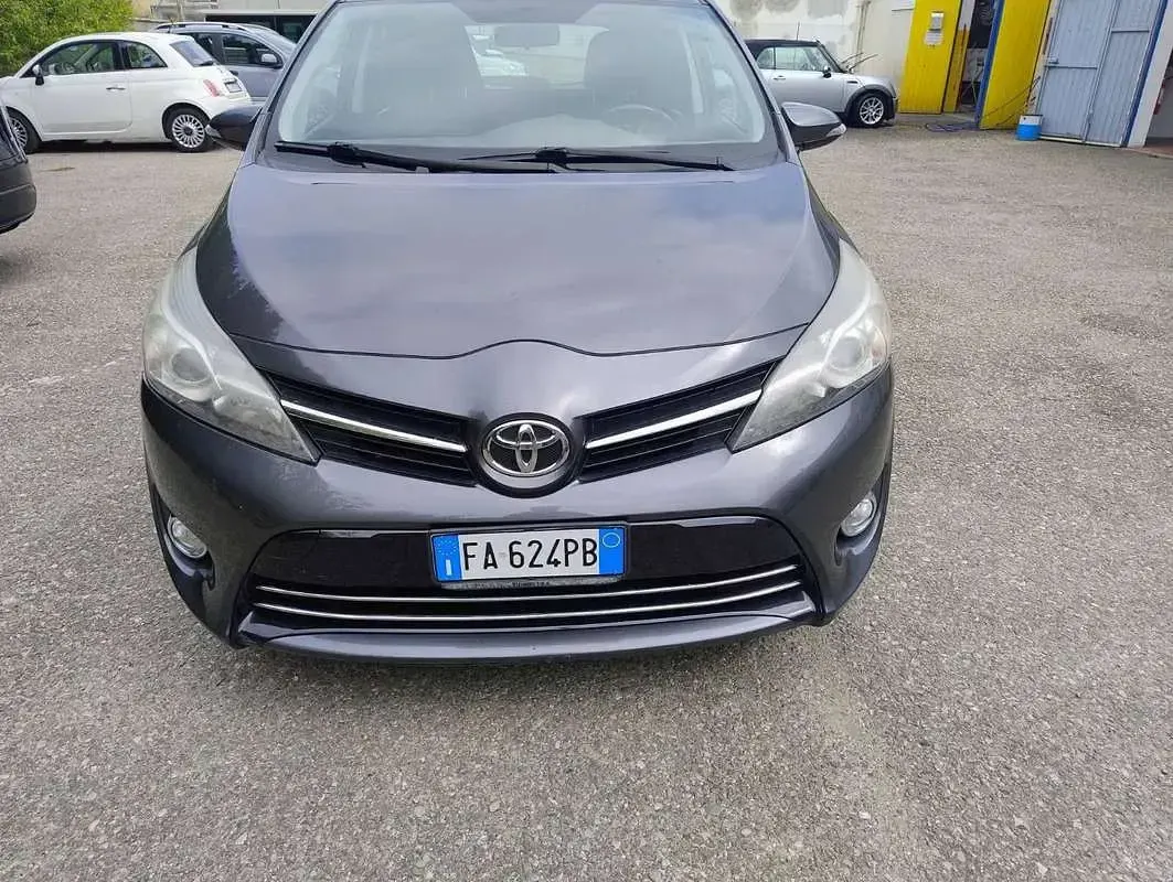 Usata Toyota Verso Active 132 CV (97 kW) 2015 Grigio Monovolume