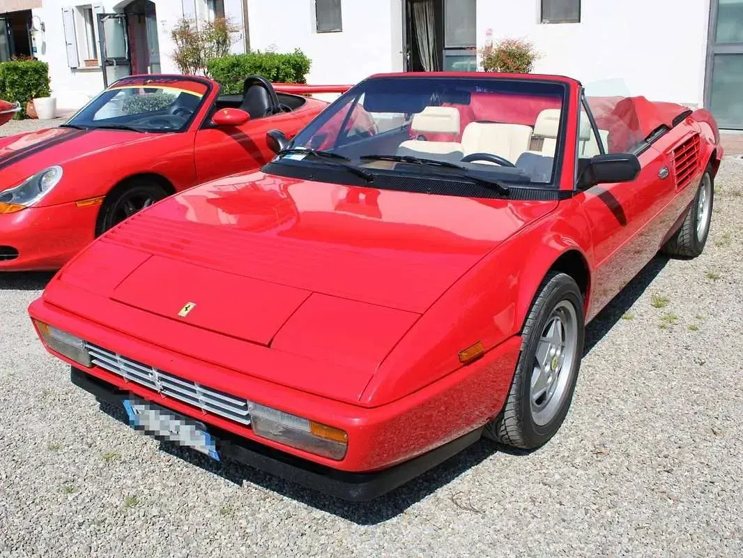 Usata Ferrari Mondial 271 CV (199 kW) 1986 Rosso Cabrio