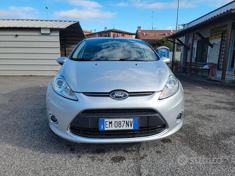 Usata Ford Fiesta Titanium 92 CV (67 kW) 2012 Argento Utilitaria