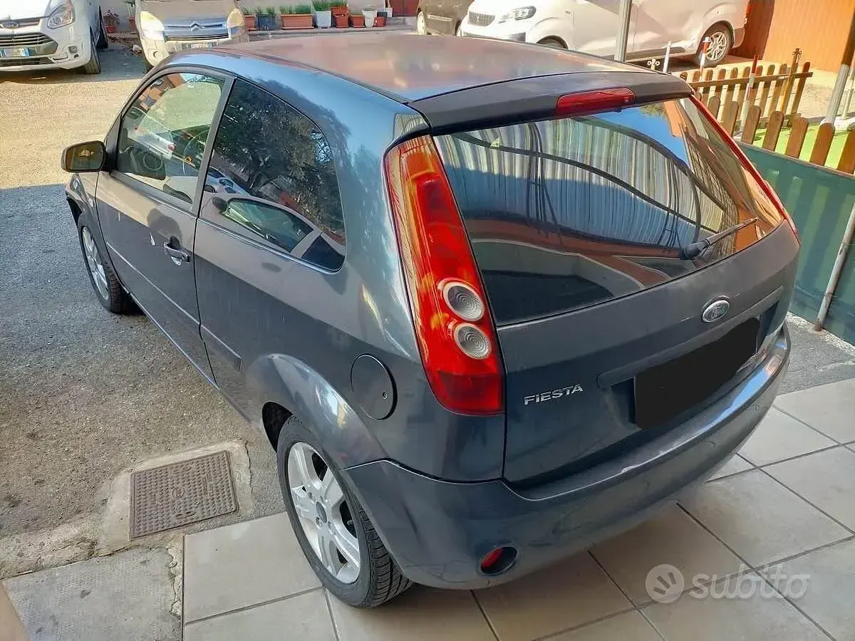 Usata Ford Fiesta Ghia 75 CV (55 kW) 2008 Grigio Utilitaria