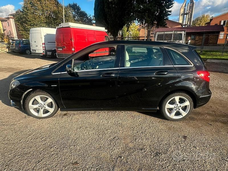 Usata Mercedes B200 Premium 2012 Nero Monovolume