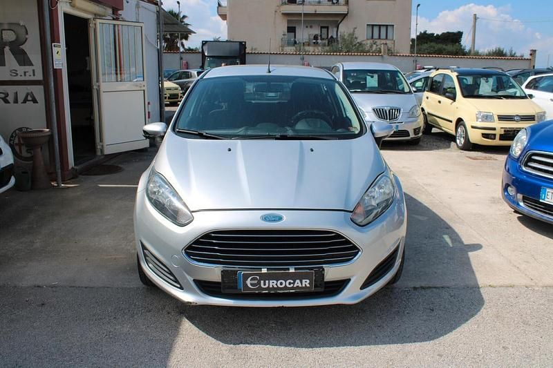 Usata Ford Fiesta 96 CV (70 kW) 2014 Grigio Utilitaria