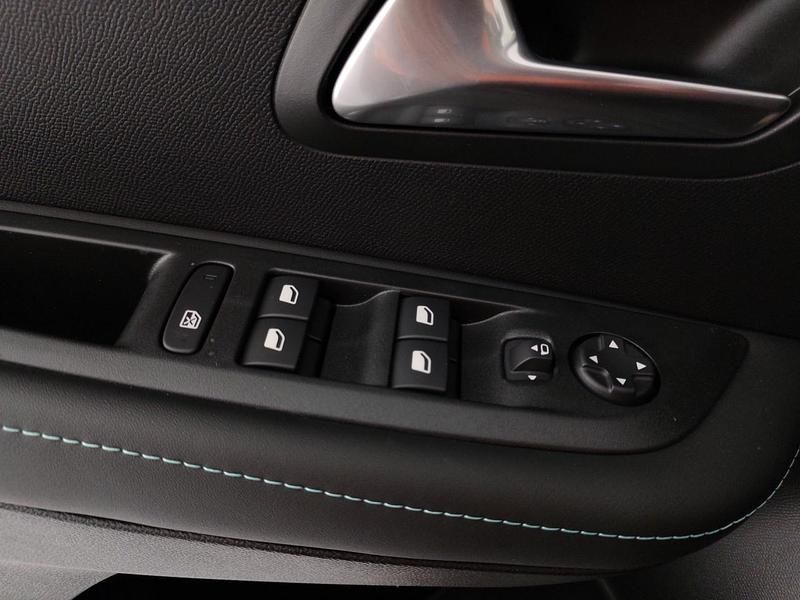 Usata Peugeot e-208 Allure 100 kW (136 CV) 2023 Nero Utilitaria
