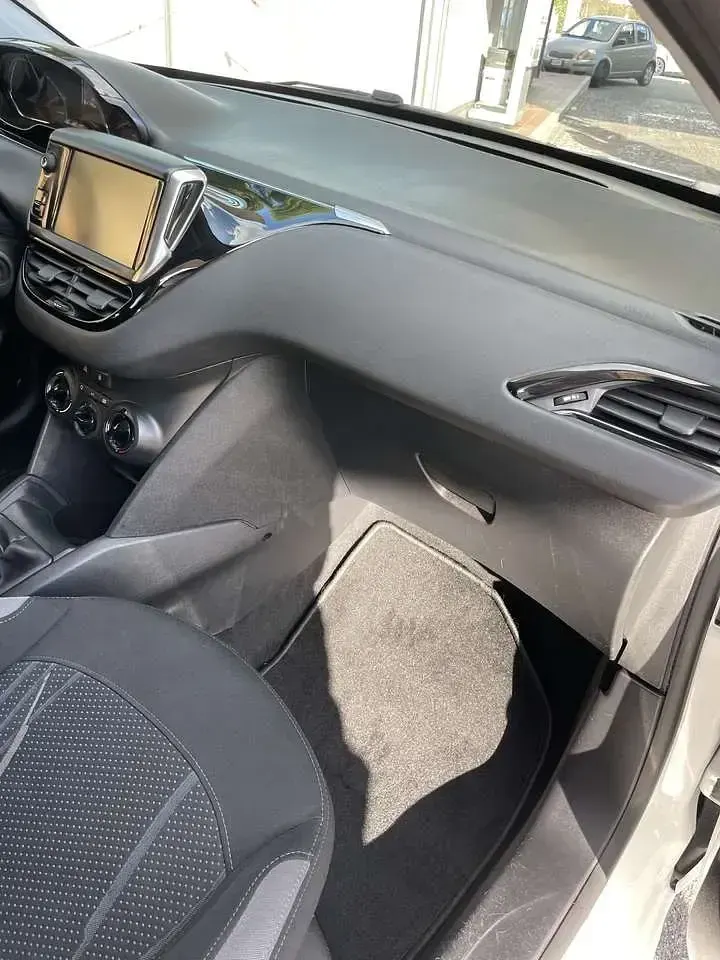 Usata Peugeot 208 Active 82 CV (60 kW) 2014 Bianco Utilitaria