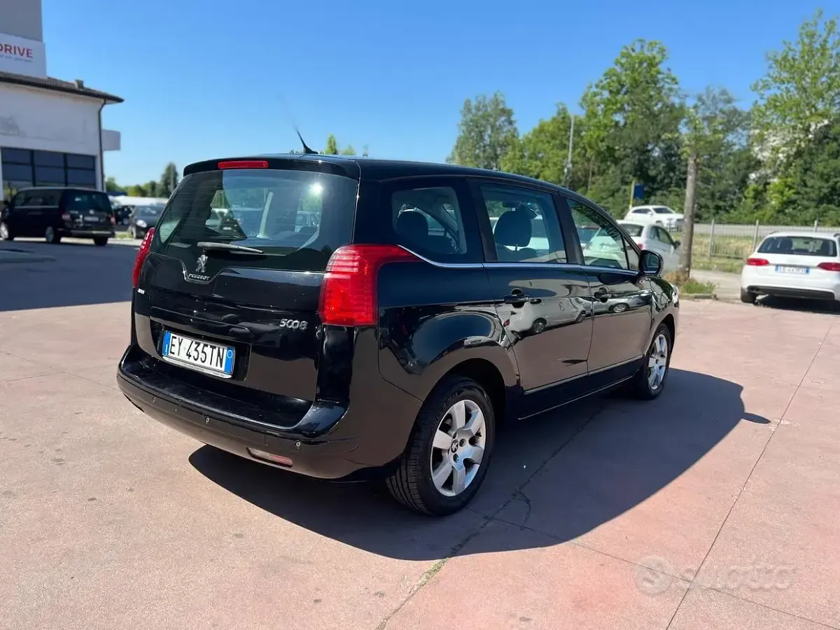 Usata Peugeot 5008 Business-Line 120 CV (88 kW) 2015 Nero Monovolume