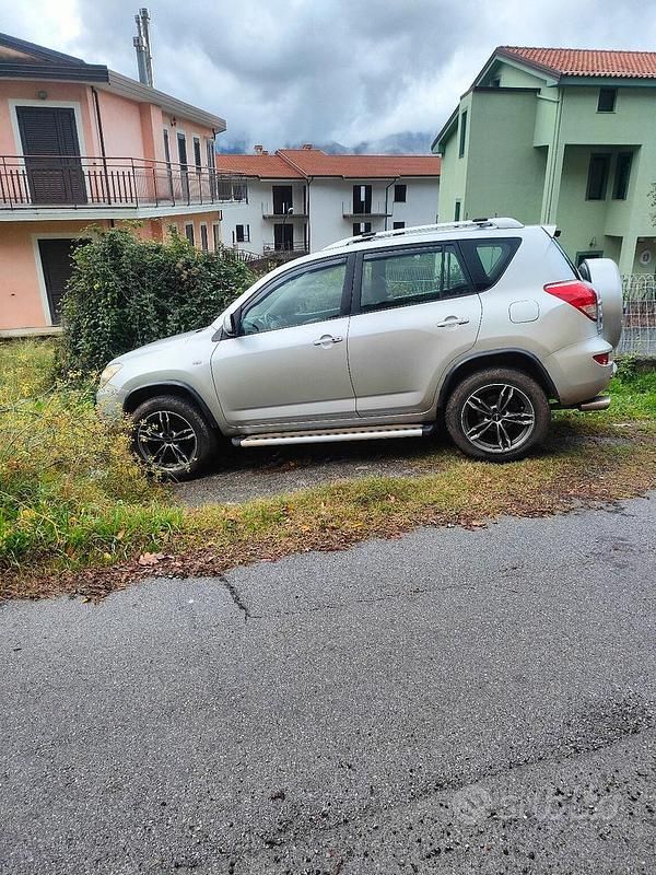 Begagnad Toyota RAV4 2006 Grå Sedan