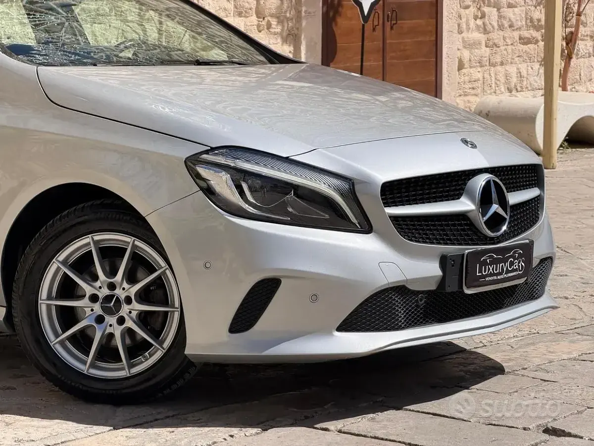 Usata Mercedes A180 109 CV (80 kW) 2017 Grigio Utilitaria