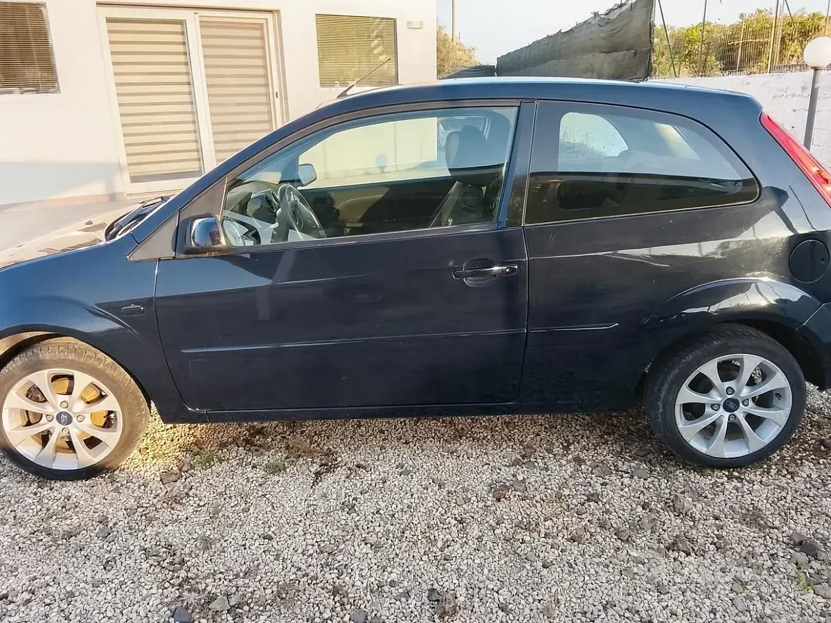 Usata Ford Fiesta 75 CV (55 kW) 2007 Bluazzurro Utilitaria