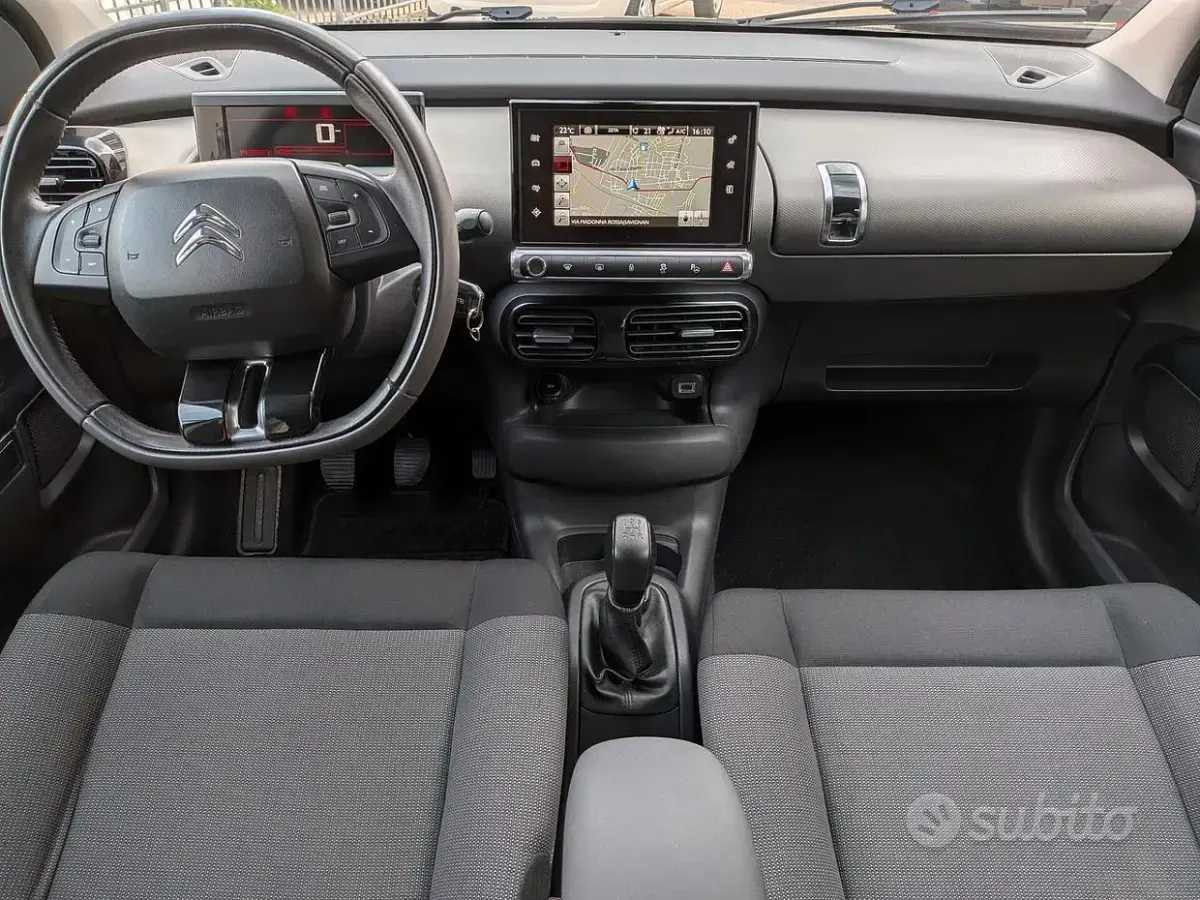 Usado Citroën C4 Shine 82 HP (60 kW) 2017 Cinzento SUV
