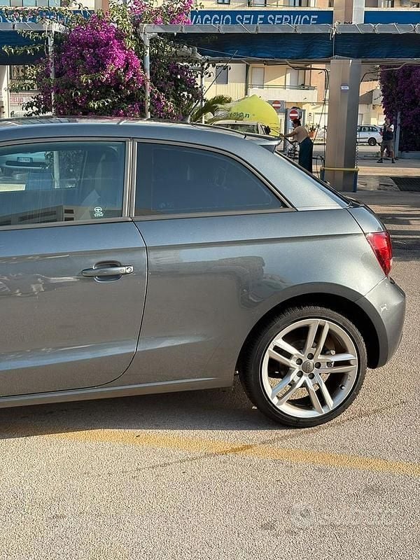Usata Audi A1 105 CV (77 kW) 2011 Grigio Utilitaria