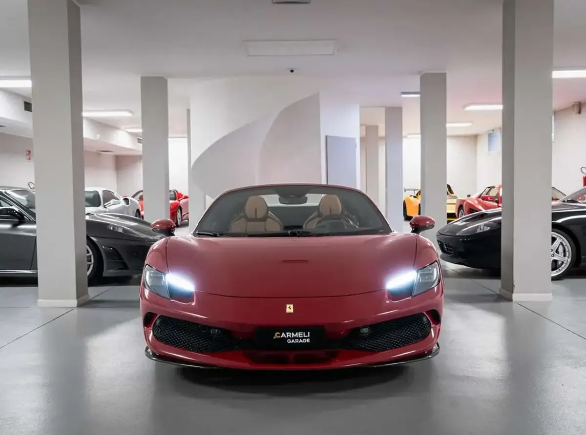 Usata Ferrari 296 829 CV (609 kW) 2023 Rosso Cabrio