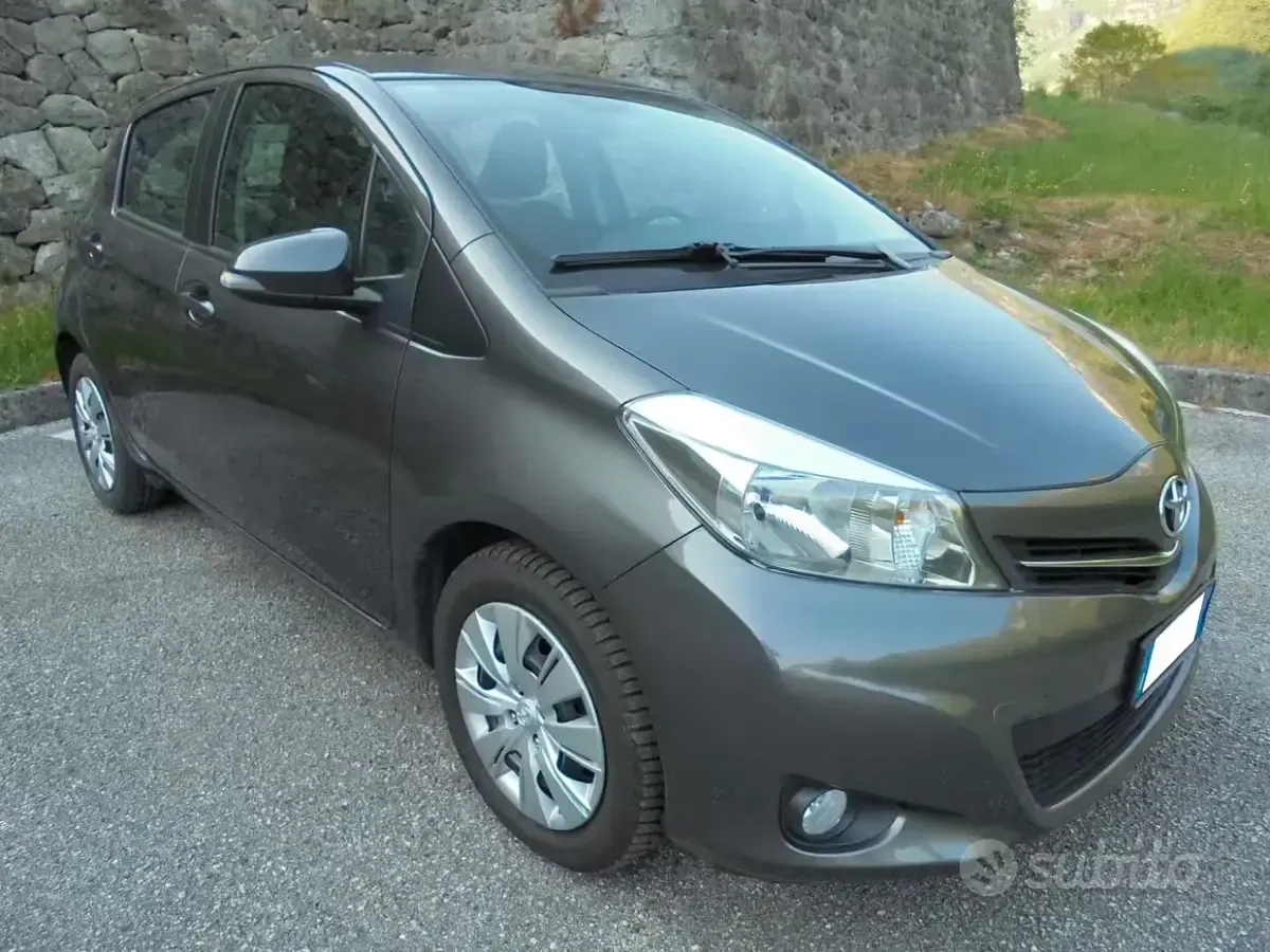 Usata Toyota Yaris Active 69 CV (50 kW) 2013 Grigio Utilitaria