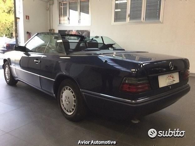 Usata Mercedes E200 136 CV (100 kW) 1994 Blu Cabrio