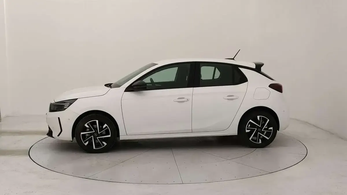 Usata Opel Corsa 101 CV (74 kW) 2025 Arktis white Utilitaria