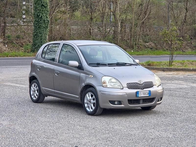 Usata Toyota Yaris Sol 65 CV (47 kW) 2004 Marrone Berlina