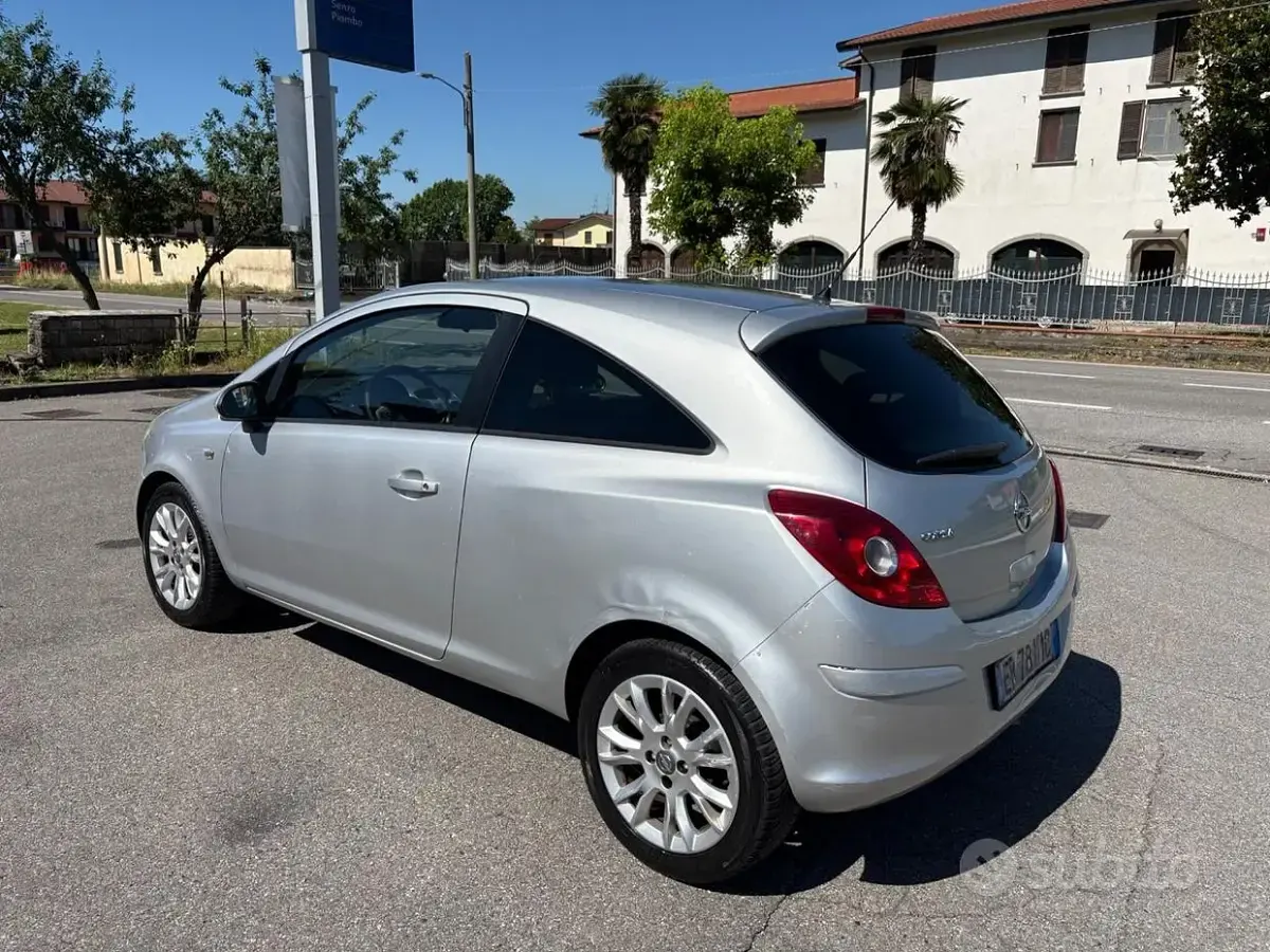 Usata Opel Corsa 86 CV (63 kW) 2013 Grigio Utilitaria