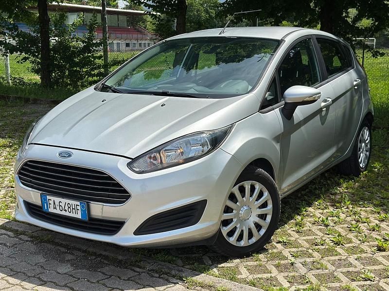 Usata Ford Fiesta 75 CV (55 kW) 2015 Grigio Utilitaria