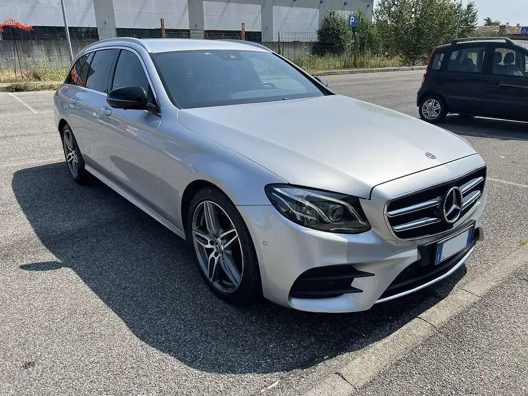 Usata Mercedes E220 Premium 194 CV (142 kW) 2019 Grigio Station wagon