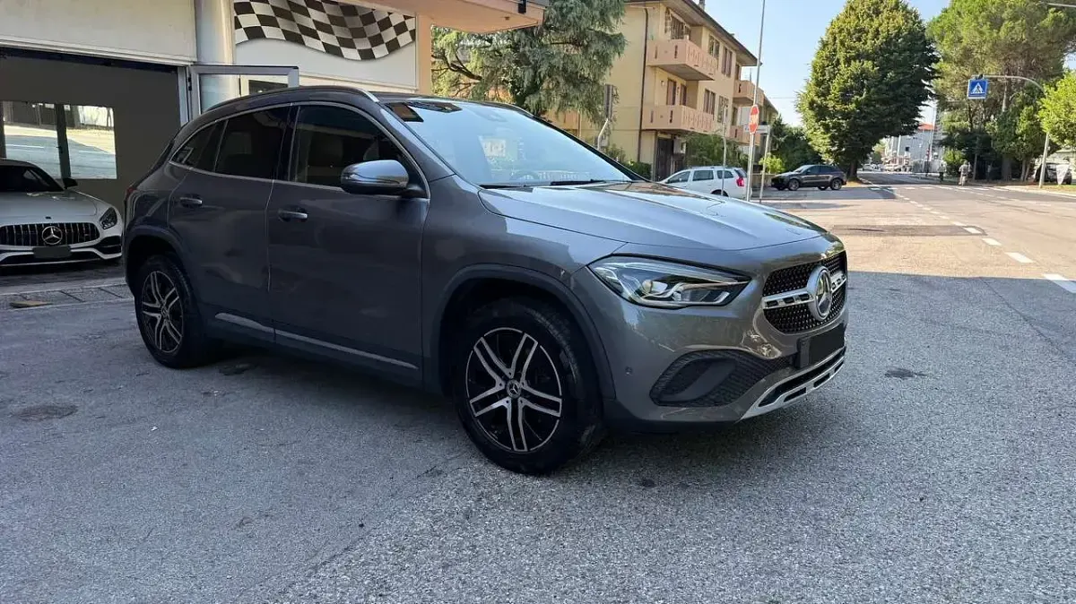 Usata Mercedes GLA200 150 CV (110 kW) 2020 Grigio SUV