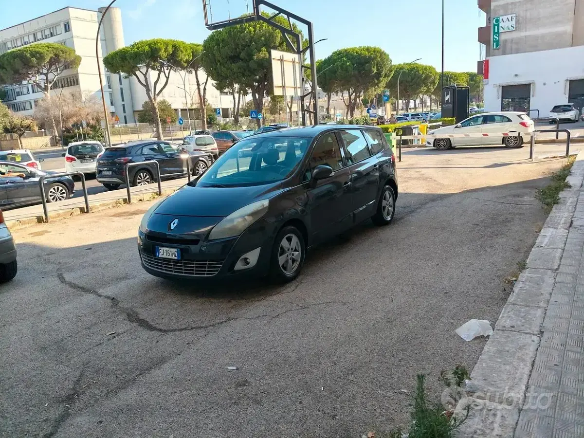 Usata Renault Scénic III 110 CV (80 kW) 2011 Bluazzurro Monovolume