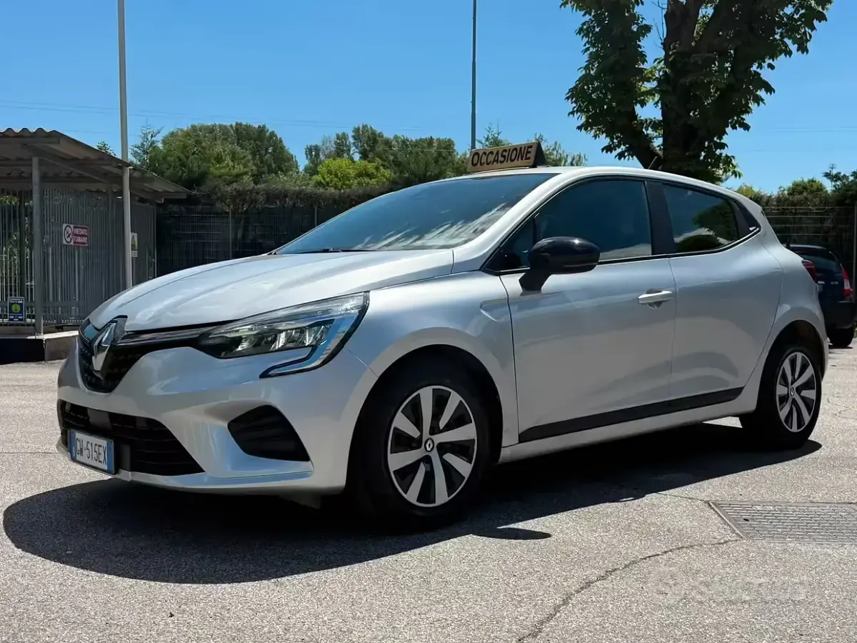 Käytetty Renault Clio V 101 HP (74 kW) 2022 Harmaa Viistoperä
