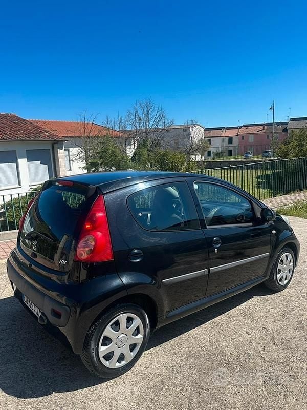 Käytetty Peugeot 107 68 HP (50 kW) 2010 Musta Viistoperä