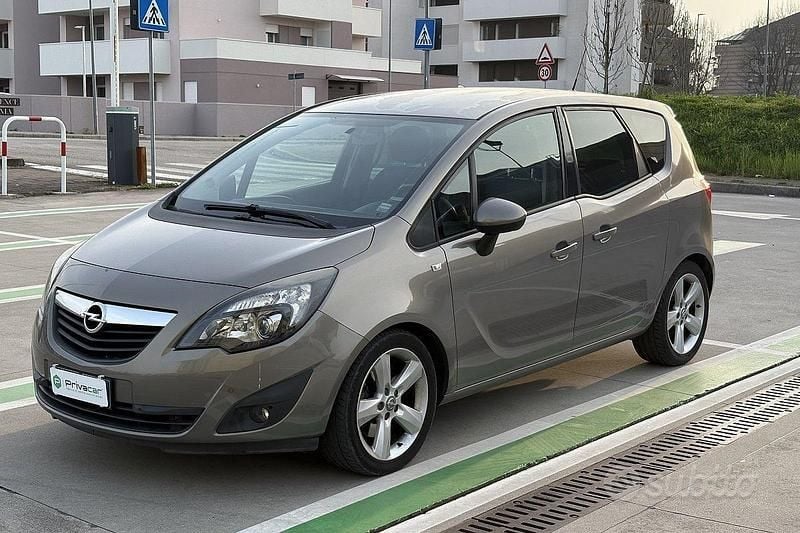 Usata Opel Meriva Cosmo 101 CV (74 kW) 2011 Grigio Monovolume